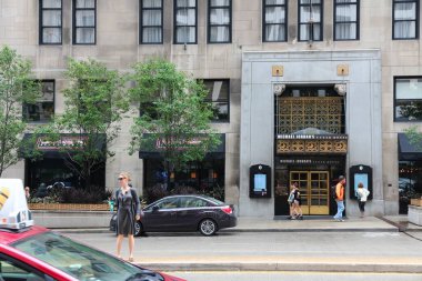 Chicago, Amerika Birleşik Devletleri - 26 Haziran 2013: Michael Jordan'ın Steak House Chicago tarafından insanlar yürümek. Resmi yemek restoran eski basketbol yıldızı Michael Jordan tarafından kuruldu.