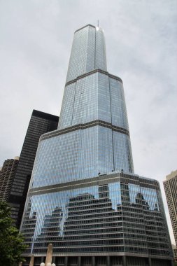 Chicago, ABD - 28 Haziran 2013: Şikago 'daki Trump International Hotel & Tower. Boyu 423 metre ve 2009 yılında tamamlandı. 2013 yılı itibariyle Chicago 'nun en yüksek 2. ve ABD' nin en yüksek üçüncü binasıdır..
