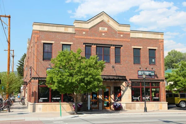 Steamboat Yayları, COLORADO - 19 Haziran 2013: Steamboat Springs, Colorado 'da bisiklet ve kayak dükkanı. Steamboat Springs Colorado 'da ünlü bir turist ve kayak merkezidir..