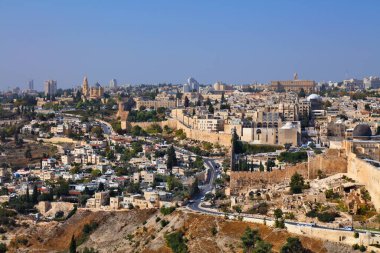 Silwan yerleşim bölgesi (ön sol) ve Eski Şehir (sağ) ile Kudüs hava manzarası).