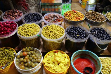 Kudüs 'teki eski şehir pazarında (veya shuk) İsrail mutfağı. Çeşitli zeytinler.