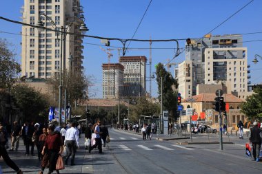 JERUSALEM, ISRAEL - 28 EKİM 2022: İnsanlar Kudüs 'ün ana caddesi olan Jaffa Yolu' nda yürüyor.