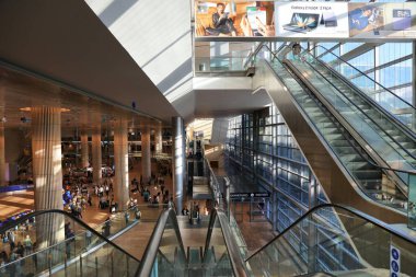TEL AVIV, ISRAEL - NOVEMBER 4, 2022: Yolcular İsrail 'in Tel Aviv kentindeki Ben Gurion Havaalanını ziyaret ettiler. İsrail 'in en büyük ve en önemli havaalanıdır..