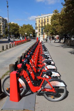 BARCELONA, İspanya - 7 Ekim 2021: Barcelona, İspanya 'da bisiklet paylaşım istasyonu. Popüler bisiklet paylaşım sistemi 100.000 'den fazla kullanıcıya sahiptir.