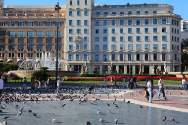 BARCELONA, İspanya - 7 Ekim 2021: İnsanlar Barcelona, İspanya 'daki Placa de Catalunya halk meydanını ziyaret ediyor. Barselona İspanya 'nın en büyük ikinci şehridir..