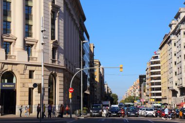 BARCELONA, SPAIN - 7 Ekim 2021: İnsanlar İspanya 'nın Eixample ilçesindeki Passeig de Gracia ve Carrer d' Arago caddelerinin kesişimlerini ziyaret ediyor.