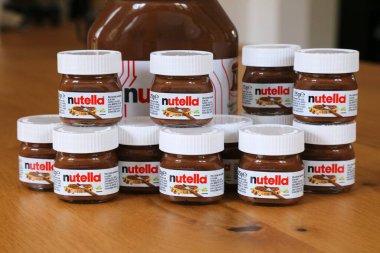 WARA, POLAND - 17 AĞUSTOS 2023: Nutella çikolatası, Polonya 'da ev yapımı mini kavanozlar, gıda ürünleri.