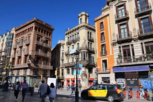 Барселона Испания Октября 2021 Люди Ходят Знаменитому Проспекту Рамбла Барселоне — стоковое фото
