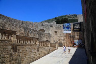 DUBROVNIK, CROATIA - 18 Temmuz 2021: UNESCO Dünya Mirası Bölgesi olan Dubrovnik Eski Kasabası 'ndaki şehir girişini ziyaret edin. Game of Thrones 'dan bilinen popüler bir yer..