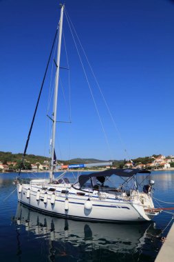 KORCULA, CROATIA - 15 Temmuz 2021: Bavyera 40 kruvazör yatı Korcula Adası 'ndaki Lumbarda Marina' da demirli. Hırvatistan, Avrupa 'da ünlü bir yaz yelkencilik beldesi.