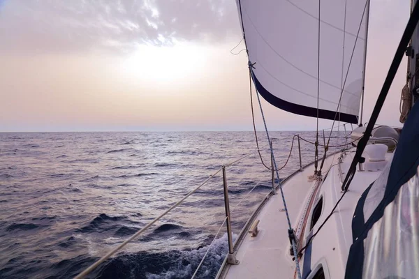 アドリア海でのセーリング クロアチアのヨットチャーター 日没に向けて — ストック写真