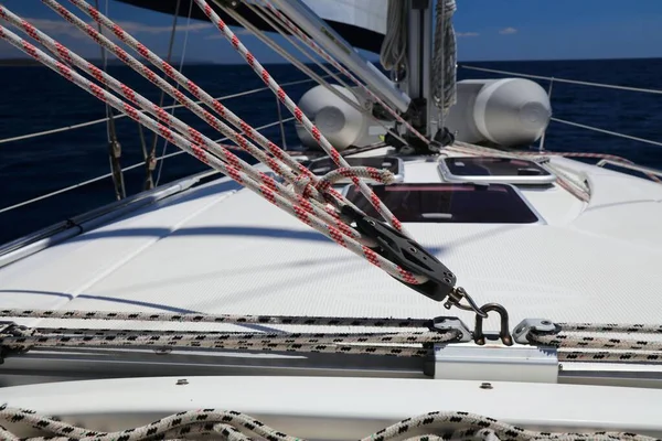クロアチアのアドリア海でセーリング ヨット機器 メインシートトラベラーカーのカラフルなロープ — ストック写真