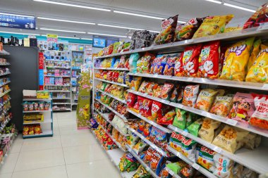 SEOUL, Güney Kore - 5 Nisan 2023: Seul, Güney Kore 'de bir markette çeşitli aromalı cips ve abur cubur çeşitleri.