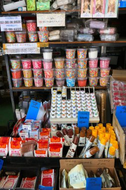 SEOUL, Güney Kore - 7 Nisan 2023: Seul 'deki Bangsan Baking Market' te boya, serpiştirme ve kek malzemesi. Toptan pazarda pişirme malzemeleri, aletler, makineler ve malzemeler var..