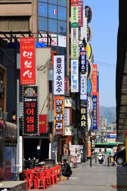 SEOUL, Güney Kore - 9 Nisan 2023: Seul 'deki Gwancheoldong Mahallesi' nde Jonggak Gençlik Caddesi.
