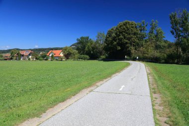 Avusturya 'nın Rosental bölgesinde Drava Nehri bisiklet yolu (Drauradweg). Şehirlerarası bisiklet yolu.