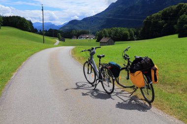 Avusturya yazı. Salzkammergut bölgesindeki Bad Ischl kasabası yakınlarındaki kırsal alan. Kırsal yol ayrıca Salzkammergut Radweg adanmış uzun mesafe bisiklet rotası olarak hizmet vermektedir..