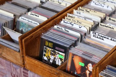 KLAGENFURT, AUSTRIA - 12 Ağustos 2022: Klagenfurt, Avusturya 'daki Altstadtsauber bit pazarında müzik CD' leri sıralandı.