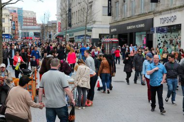 Liverpool, İngiltere - 20 Nisan 2013: İnsanlar Lord Street, Liverpool, İngiltere'de dükkanında. Liverpool şehir bölge yaklaşık 1.6 milyon kişilik bir nüfusa sahiptir ve İngiltere'de en büyük kentsel alanlarda biridir..