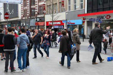 Liverpool, İngiltere - 20 Nisan 2013: İnsanlar Lord Street, Liverpool, İngiltere'de dükkanında. Liverpool şehir bölge yaklaşık 1.6 milyon kişilik bir nüfusa sahiptir ve İngiltere'de en büyük kentsel alanlarda biridir..