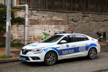 İSTANBUL, TURKEY - 11 Nisan 2023: Türk Trafik Polisi devriye aracı, Renault Fluence İstanbul 'da sokağa park etti.