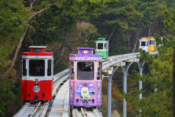 バサン ソウトコリア マルチ 2023 釜山のブルーラインパークで観光アトラクションカプセル列車に乗る人々 — ストック写真
