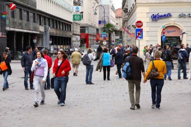 Viyana, AUSTRIA - 9 Eylül 2011: İnsanlar Viyana 'nın eski kentinde Stephansplatz Meydanı' nı ziyaret eder. Innere Stadt bölgesinde yer almaktadır..