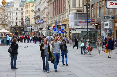 Vienna, AUSTRIA - 9 Eylül 2011: İnsanlar Viyana 'nın eski kentinde Graben yayalara ayrılmış caddesini ziyaret ediyor. Innere Stadt bölgesinde yer almaktadır..