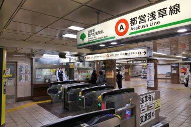 TOKYO, JAPONYA - 29 Kasım 2016: Tokyo 'daki Toei Metro Hattı Asakusa metro istasyonunu ziyaret edenler. Toei Metro ve Tokyo Metro 285 istasyona ve 8.7 milyon günlük kullanıcıya sahiptir..