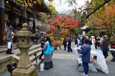 Kyoto, Japonya - 24 Kasım 2016: İnsanlar Kyoto, Japonya için Eikando Zenrinji tapınağı ziyaret edin. Jodo Budizm Tapınağı tarihleri geri yıl 853.