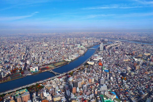 Tokyo şehri hava manzarası. Önde Sumida Nehri, arkada Arakawa Nehri. Sumida koğuşu.