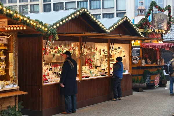 Франкфурт Германия Декабря 2016 Люди Посещают Рождественский Рынок Франкфурте Германия — стоковое фото