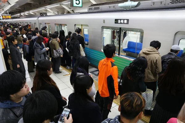 Tokio Japón Diciembre 2016 Los Pasajeros Esperan Fila Para Abordar — Foto de Stock