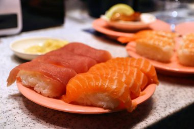 Ton balığı ve somon balıklı suşi tabağı. Japonlar Hualien, Tayvan 'daki kemerli suşi restoranınızı taşır..