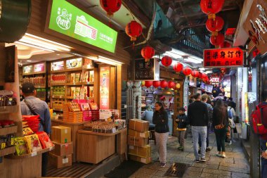 JIUFEN, TAIWAN - 23 Kasım 2018: İnsanlar, New Taipei 'nin Ruifang ilçesindeki Jiufen Eski Sokak Marketini ziyaret ediyorlar. Jiufen, Jioufen veya Chiufen olarak da bilinir..