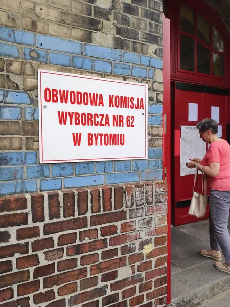 stock image BYTOM, POLAND - JUNE 28, 2020: People enter the local polling station (Obwodowa Komisja Wyborcza in Polish language) for presidential election in Bytom, Poland.