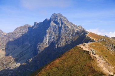 Polonya 'daki Tatry Dağları. Swinica dağına giden kırmızı patika.