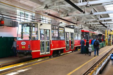 BYTOM, POLAND - 22 Eylül 2018: İnsanlar Polonya 'nın Bytom kentindeki Tramwaje Slaskie toplu taşıma şirketini ziyaret ettiler.
