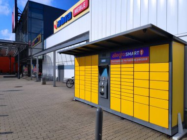 BYTOM, POLAND - 1 Temmuz 2023: paketli dolap makinesi Paczkomat, Polonya. Paczkomat makineleri Polonya 'daki InPost şirketi tarafından popülerleştirildi..