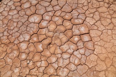 Kurumuş çamur yüzeyi, kurumuş nehir yatağı arka planı. Fas 'ta kuraklık.