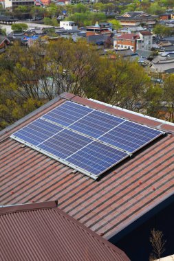 Evin genel çatısındaki güneş panelleri. Jeonju, Güney Kore 'de fotovoltaik enerji üretimi.