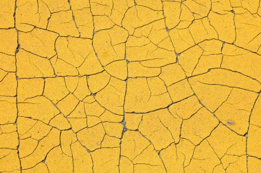 Sarı çatlamış boya sıkıntılı bir arkaplan. Grunge boyayı soyuyor..