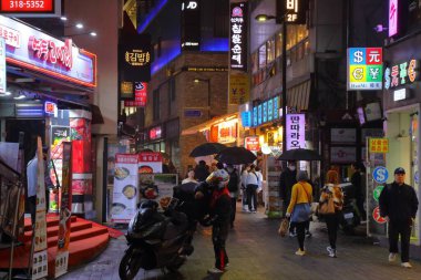 SEOUL, Güney Kore - 5 Nisan 2023: İnsanlar geceleri Seul 'deki Myeongdong alışveriş bölgesini ziyaret ediyor.