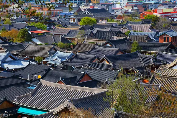 Jeonju Hanok Köyü Güney Kore 'de. Geleneksel Kore ahşap mimarisinin mahallesi..