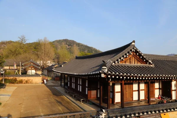 Jeonju Hanok Köyü Güney Kore 'de. Hyanggyo-gil dönüm noktası..