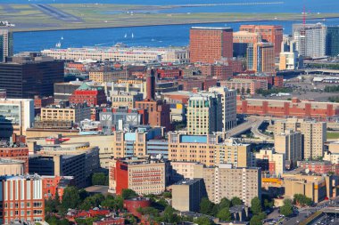 Boston, Birleşik Devletler. Arka planda Deri Bölgesi, Güney Boston ve Boston Havaalanı ile hava manzarası.
