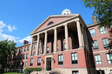 CAMBRIDGE, ABD - 9 Haziran 2013: Harvard Üniversitesi kampüsündeki Edward Mallinckrodt kimya laboratuvarı, MA. Harvard, 1636 yılında kurulan bir araştırma üniversitesidir..