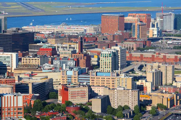 Boston, Birleşik Devletler. Arka planda Deri Bölgesi, Güney Boston ve Boston Havaalanı ile hava manzarası.