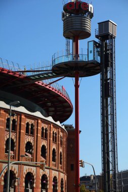 BARCELONA, İspanya - 8 Ekim 2021 İspanya 'daki Arenas de Barcelona binası. Eskiden ünlü bir stadyumdu, şimdi ise bir alışveriş merkezine dönüştürüldü..