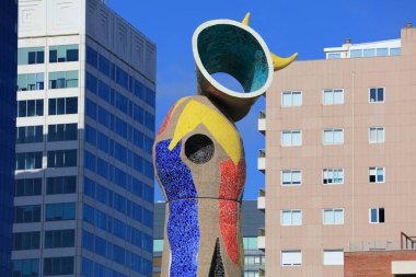 BARCELONA, İspanya - 8 Ekim 2021: Barcelona 'daki Parc de Joan Miro parkı manzarası. Parkta, sanatçı Joan Miro 'nun 1983 yılında kurduğu ünlü kamu alanı heykeli Dona i Ocell yer alıyor..